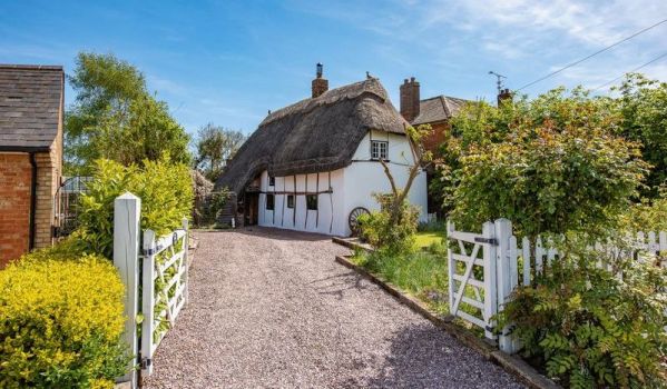 6 Picture Perfect Thatched Cottages For Sale Zoopla